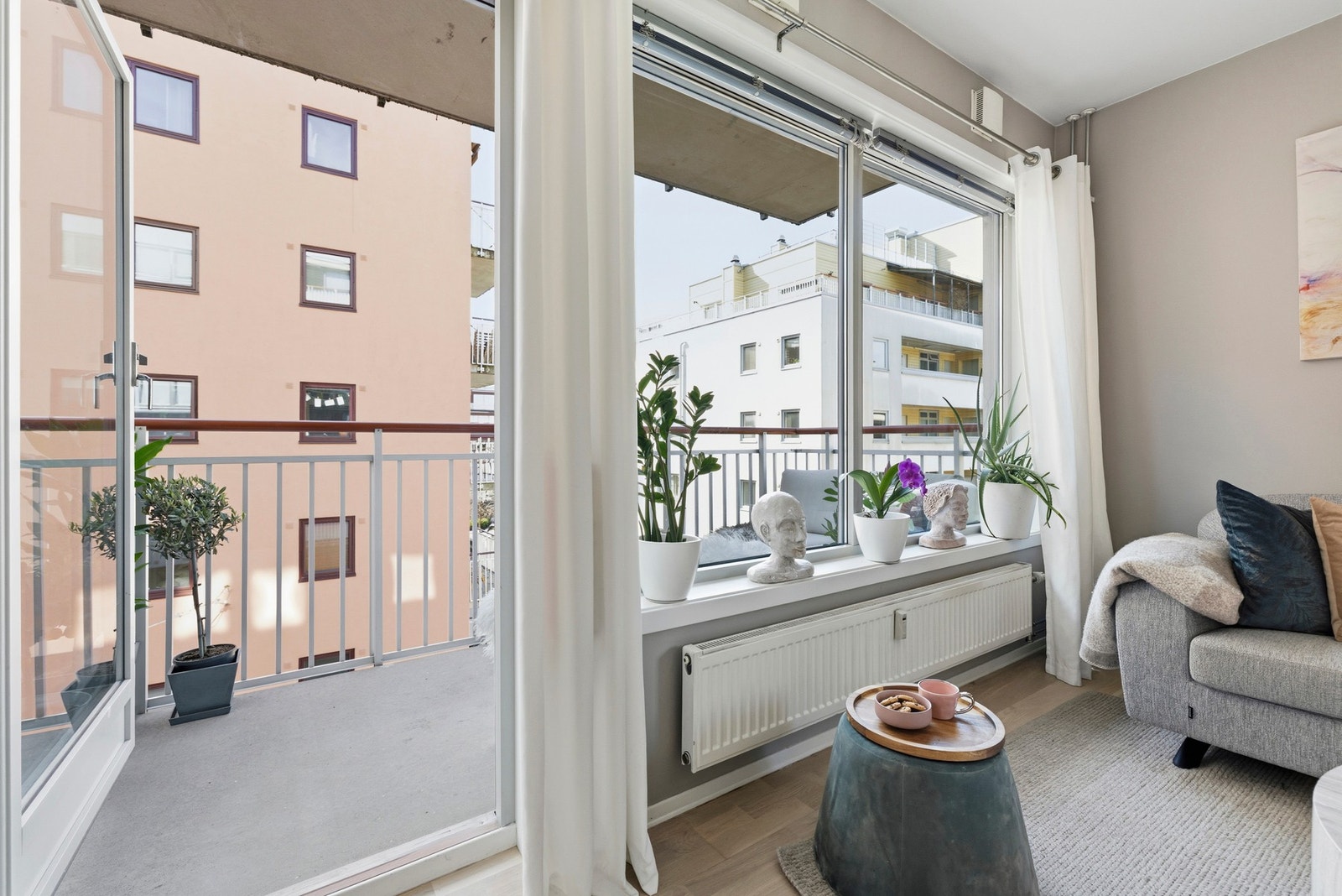 I enden av rommet er det utgang til en koselig balkong, som på sommerstid oppleves som en forlengelse av stuen. Galleribilde