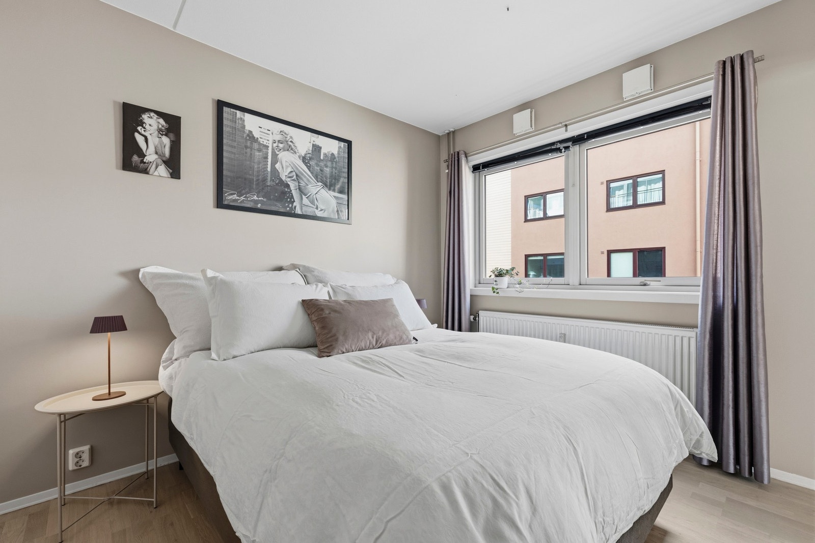 Soverommet er romslig og har god plass til dobbeltseng og nattbord på hver side. Galleribilde