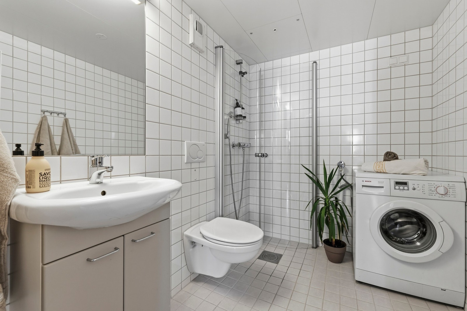 Romslig og pent flislagt bad med varmekabler i gulv som styres via trinnløs regulator. Galleribilde