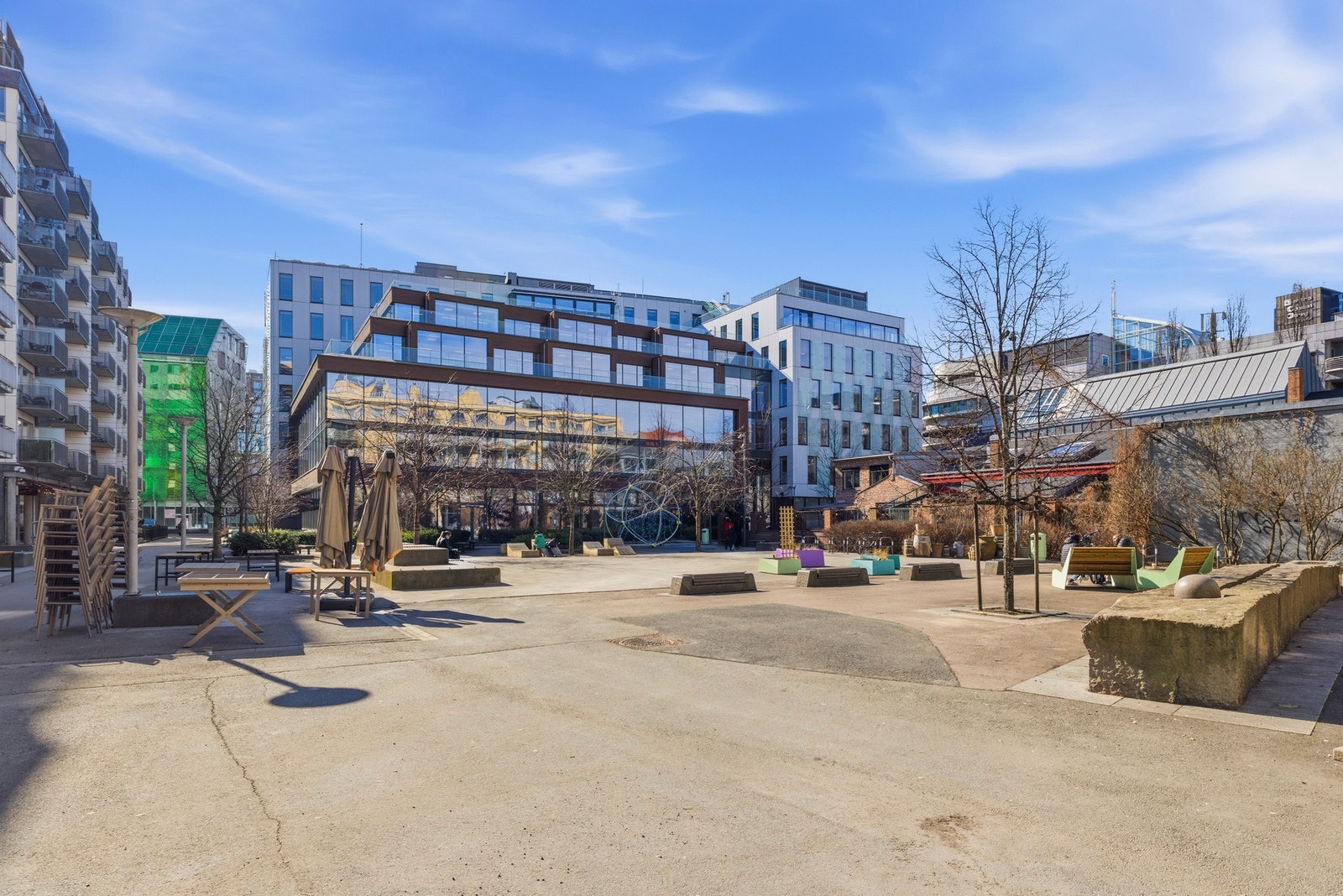 For de som foretrekker å gå, er det gangavstand til populære områder som Bjørvika, Sørenga og Grünerløkka. I tillegg ligger Gamlebyen, Middelalderparken, Tøyenbadet, Munchmuseet, Zoologisk, Botanisk og Geologisk museum i nærheten. Galleribilde