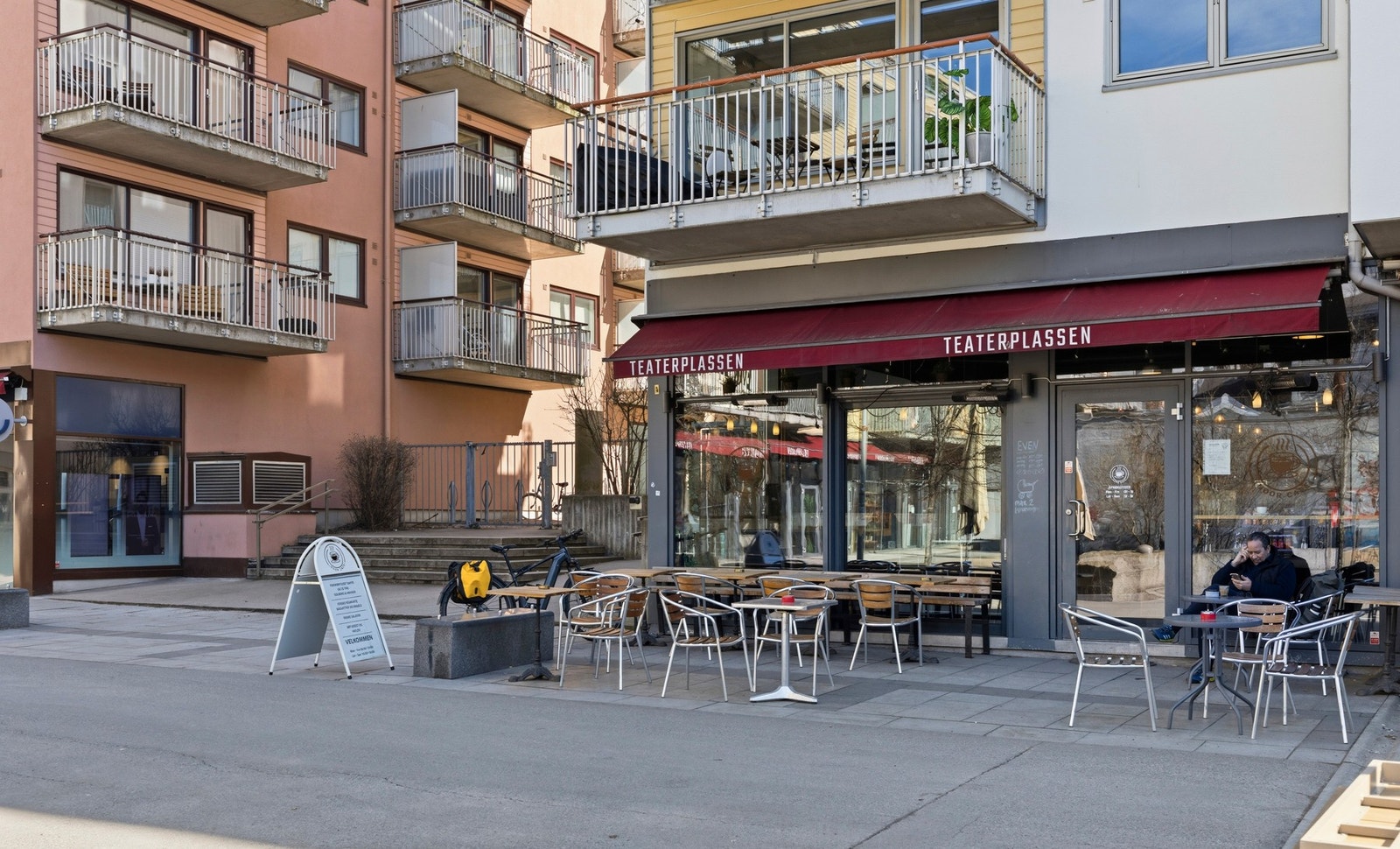 Området er preget av nyere blokkbebyggelse og bygårder fra århundreskiftet, og tilbyr et bredt spekter av nasjonale og internasjonale kafeer, restauranter og butikker. Galleribilde