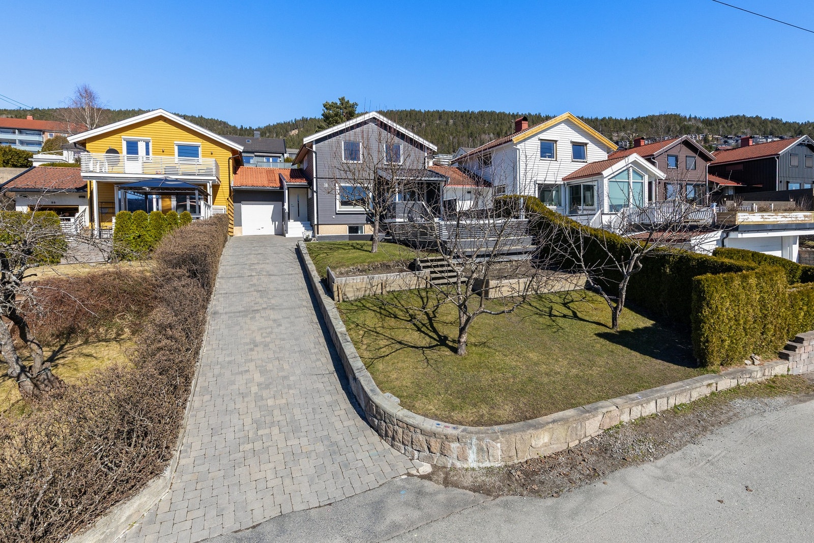Flott gårdsplass med gode parkeringsmuligheter på tomt og i garasje. I tillegg er det gateparkering etter gjeldende bestemmelser Galleribilde