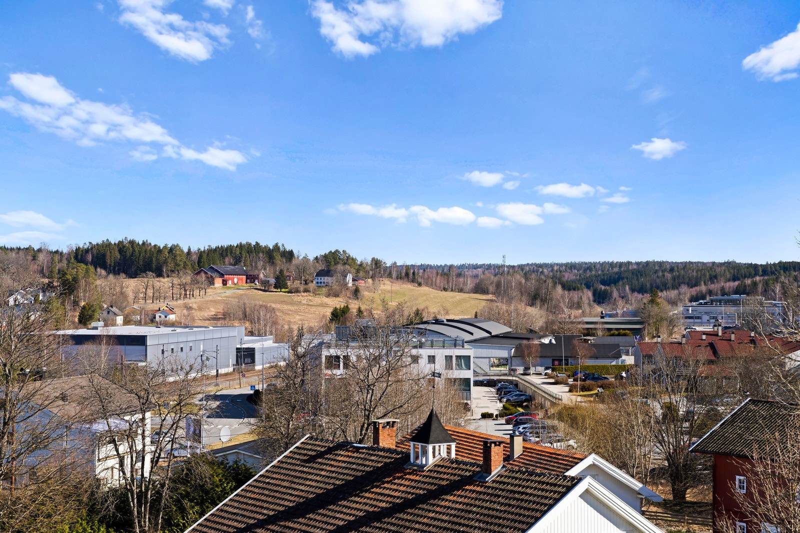 Leiligheten ligger høyt og fritt med flott utsikt over naturlandskap. Galleribilde