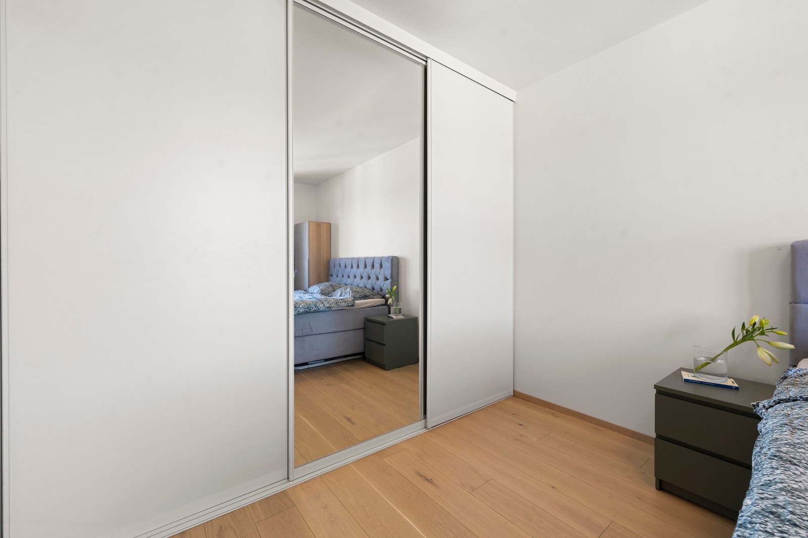 Hovedsoverommet har stor skyvedørsgarderobe for oppbevaring. Galleribilde