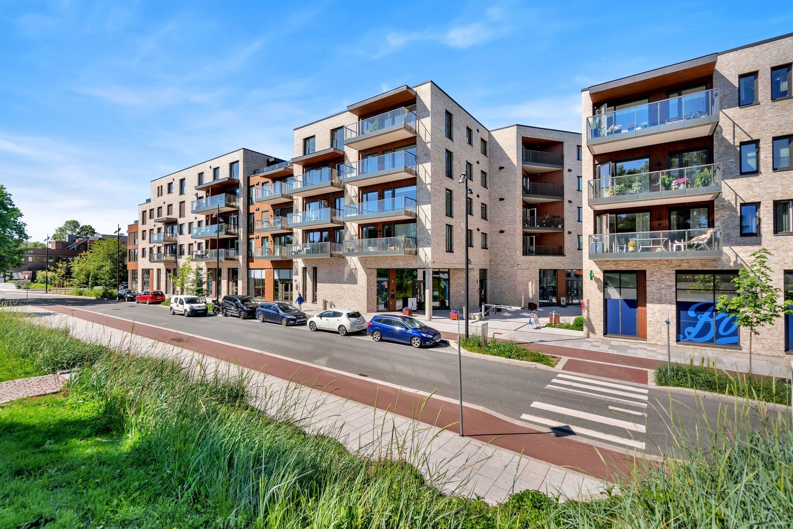 Midt i det urbane boligkomplekset er det etablert flotte grøntområder. Galleribilde