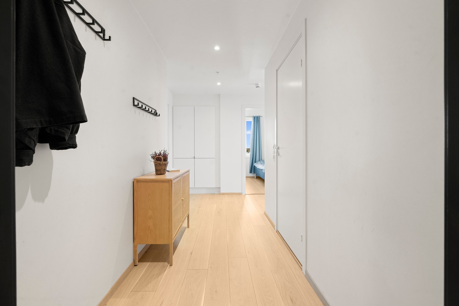 Entreen har plass til skap, kommode eller lignende. Galleribilde