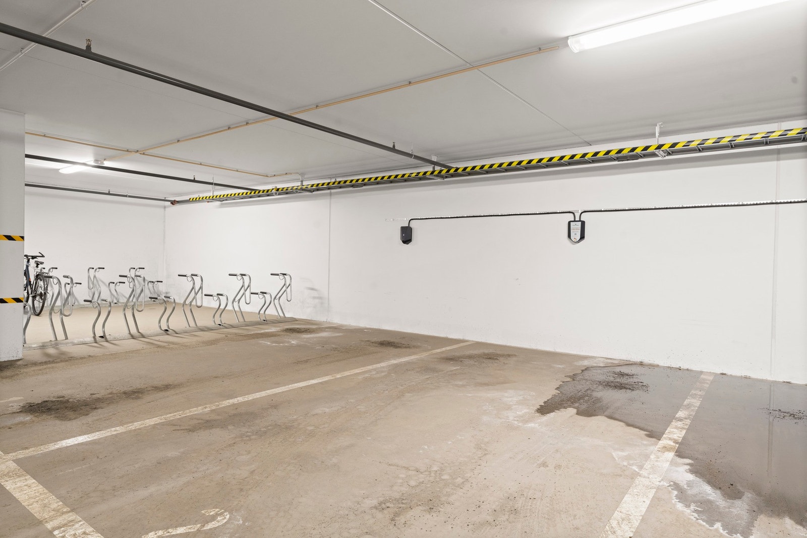 Garasjeplass i kjeller med EL-bil lader. Galleribilde