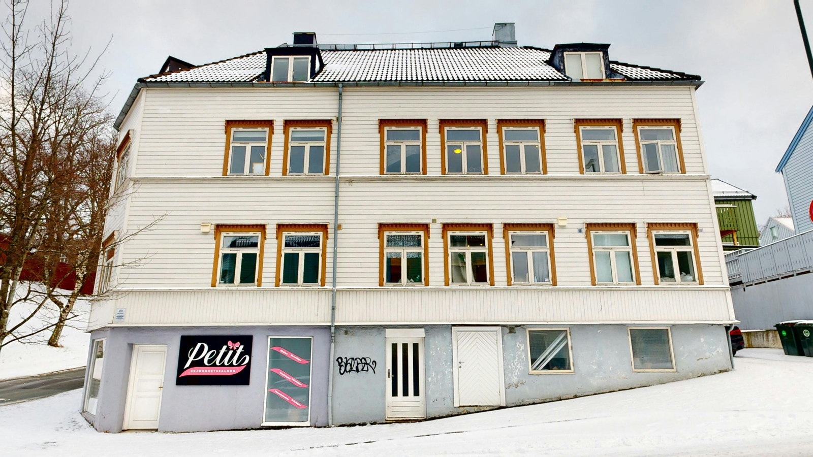 Leiligheten ligger på hjørnet til høyre i 2 etg(3 etg fra gaten) Galleribilde