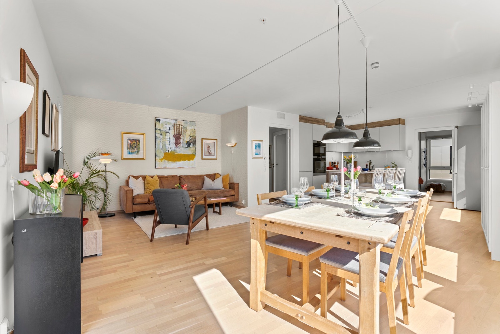 Her er det plass til både sofagruppe og spisebord, og rommet er lett å møblere etter behov. Galleribilde