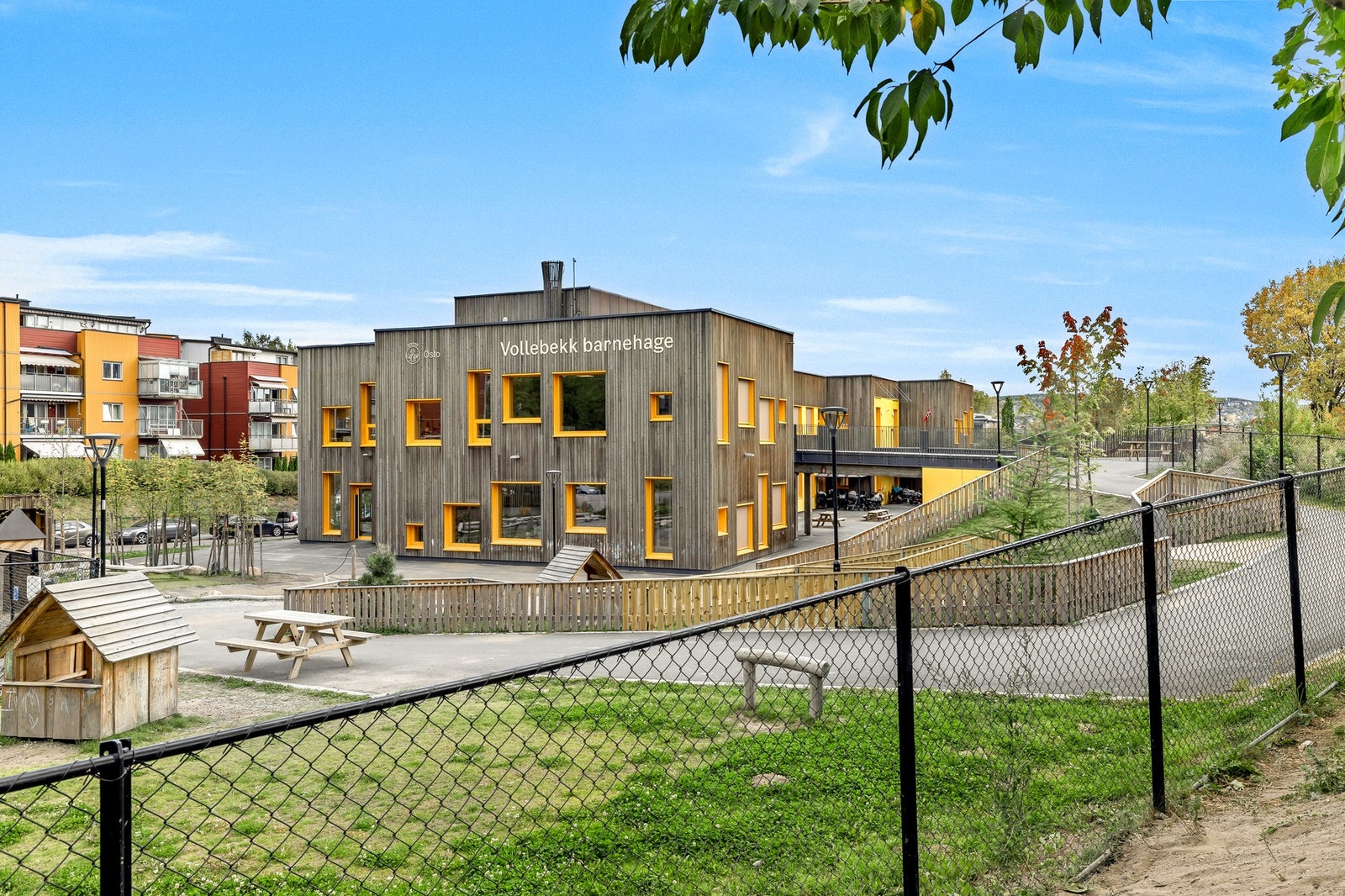 Området har et godt tilbud av både skoler og barnehager, noe som gjør hverdagen enkel for barnefamilier. Galleribilde