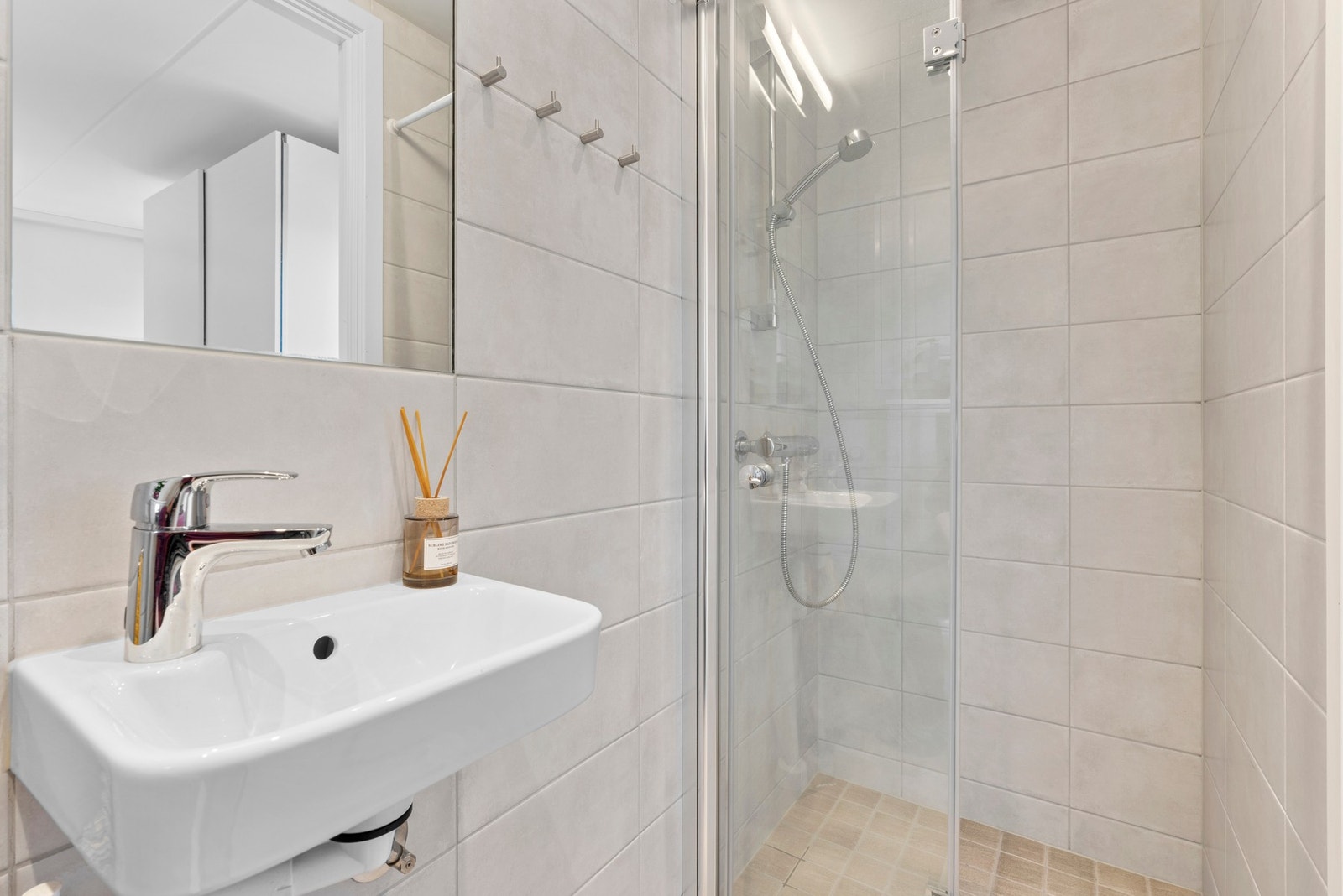 Badet tilknyttet soverommet fungerer som et privat bad, med dusj, servant og toalett. Galleribilde