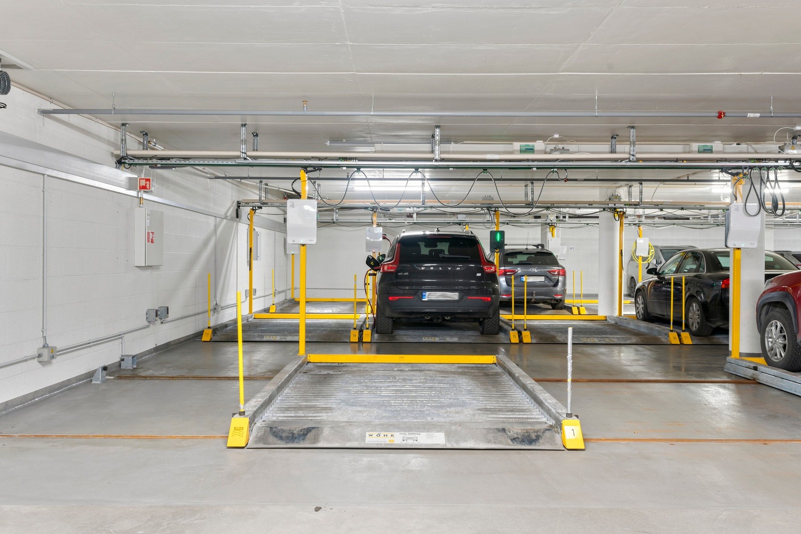 Parkeringsplass i felles garasje med elbillader. Galleribilde