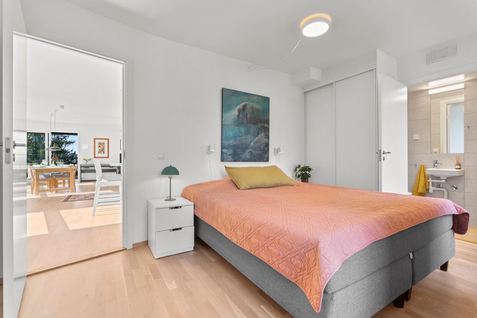 Hovedsoverommet er romslig og har to skyvedørsgarderober samt ekstra skapplass. Galleribilde