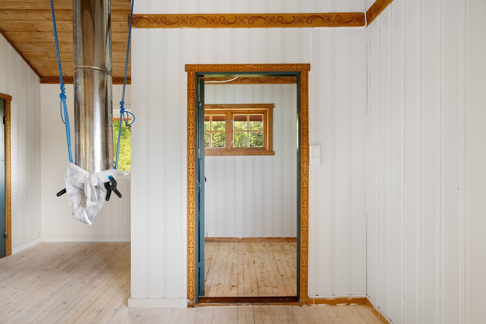I stuen er det lagt opp med stålpipe til å kunne montere en peisovn. Galleribilde