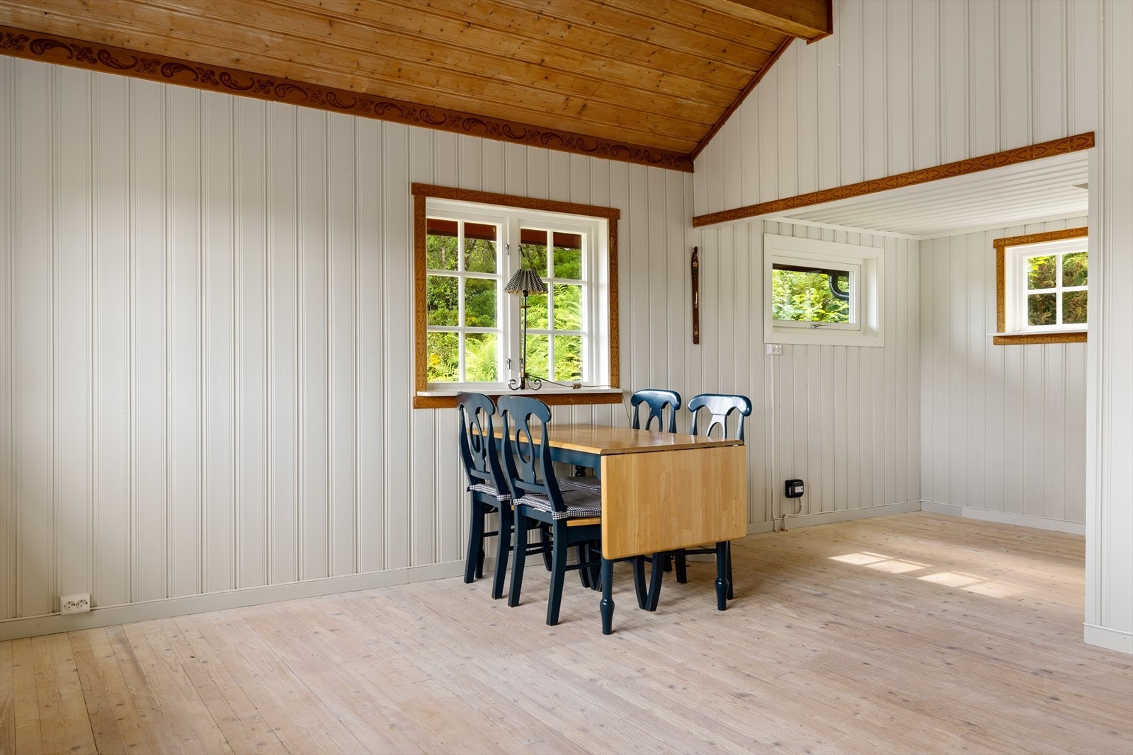 På veggene og i himlingen er det malt panel. Galleribilde