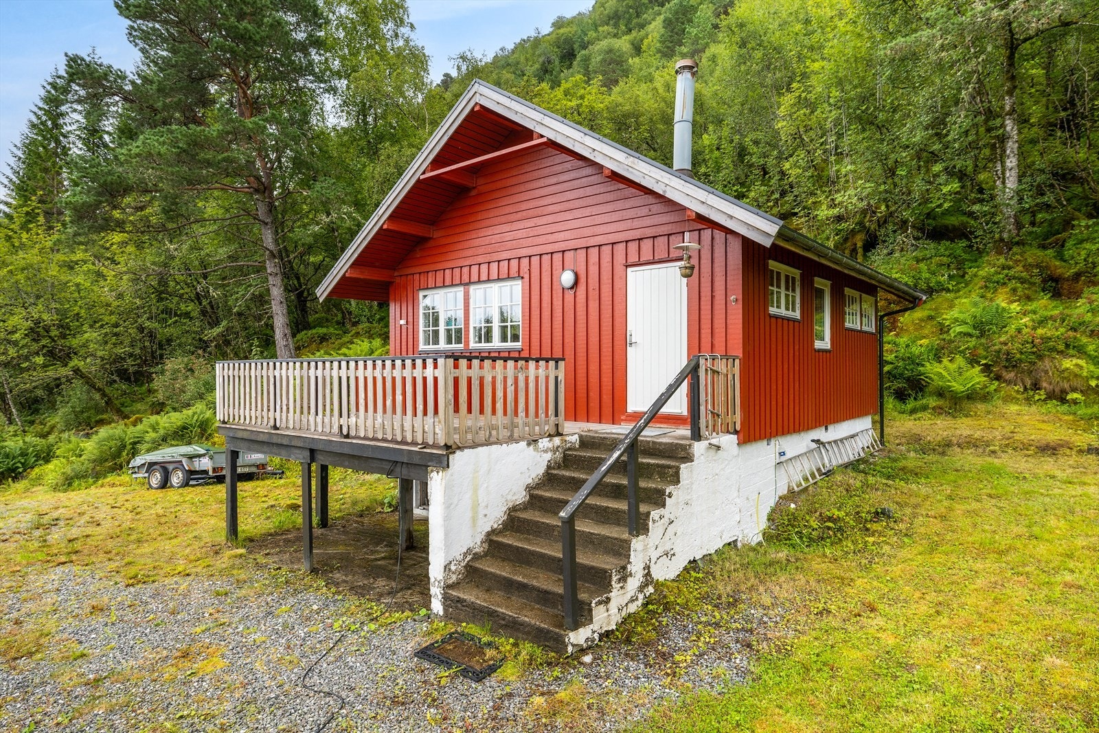 Hytten går over tre etasjer hvor kjelleren og hemsen ikke målbart areal grunnet liten romhøyde. Galleribilde