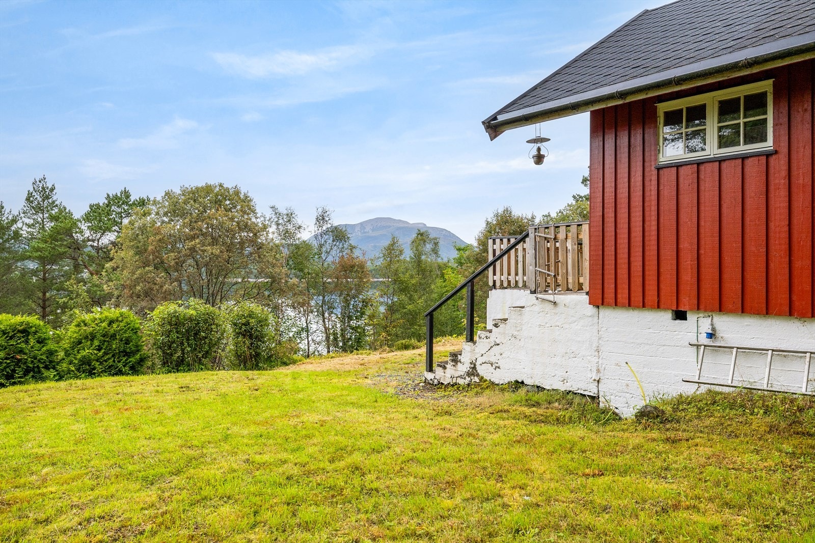 Tomten er på hele 1003 kvm og ligger fint til i terrenget. Eiendommen får vann fra egen brønn på eiendommen, er ikke tilknyttet avløpsnettet og er ikke koblet til strømnettet. Galleribilde