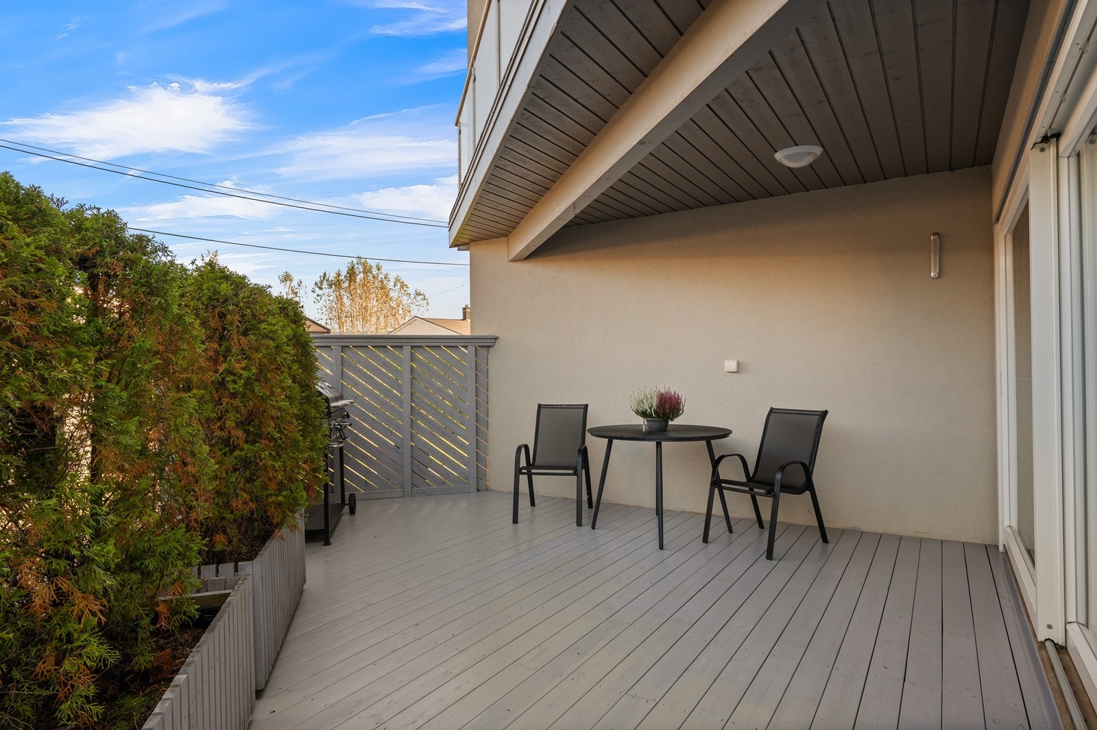 Utenfor stuen er det en romslig terrasse med god plass til å plassere utemøbler. Galleribilde