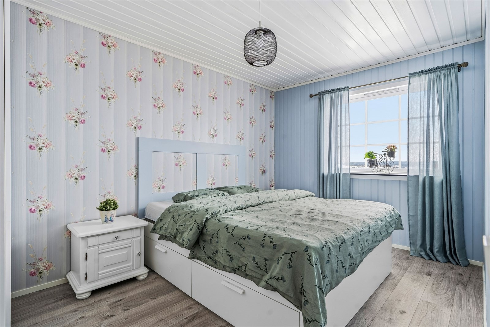 Hovedsoverommet er romslig og har god plass til dobbeltseng, nattbord og garderobeløsning. Galleribilde