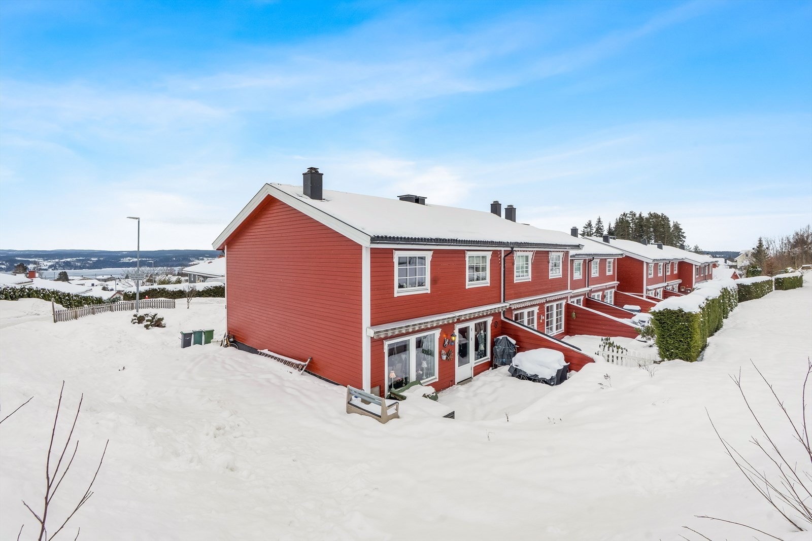 På baksiden av boligen er det en romslig, vestvendt terrasse på 25 kvm. Galleribilde