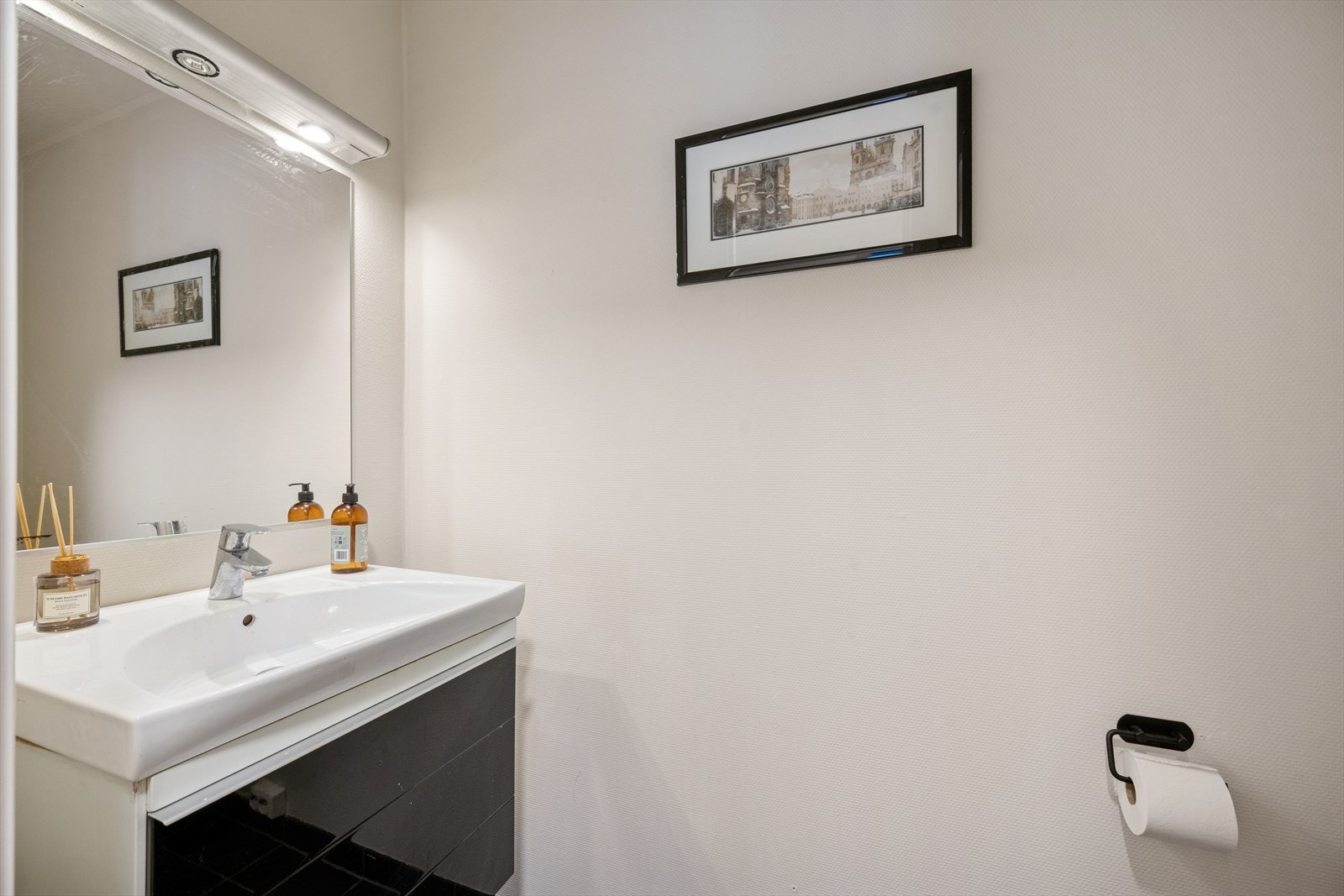 Wc-rom med moderne innredning i tilknytting til gang ved inngangspartiet. Galleribilde