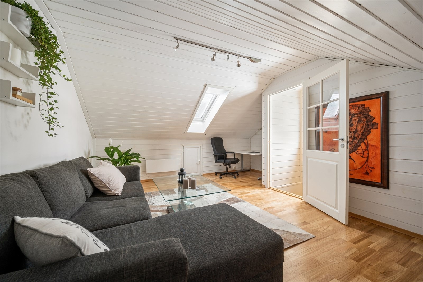 Loftet er godkjent innredet og her er det etablert en ekstra etasje som passer utmerket til loftstue. Galleribilde