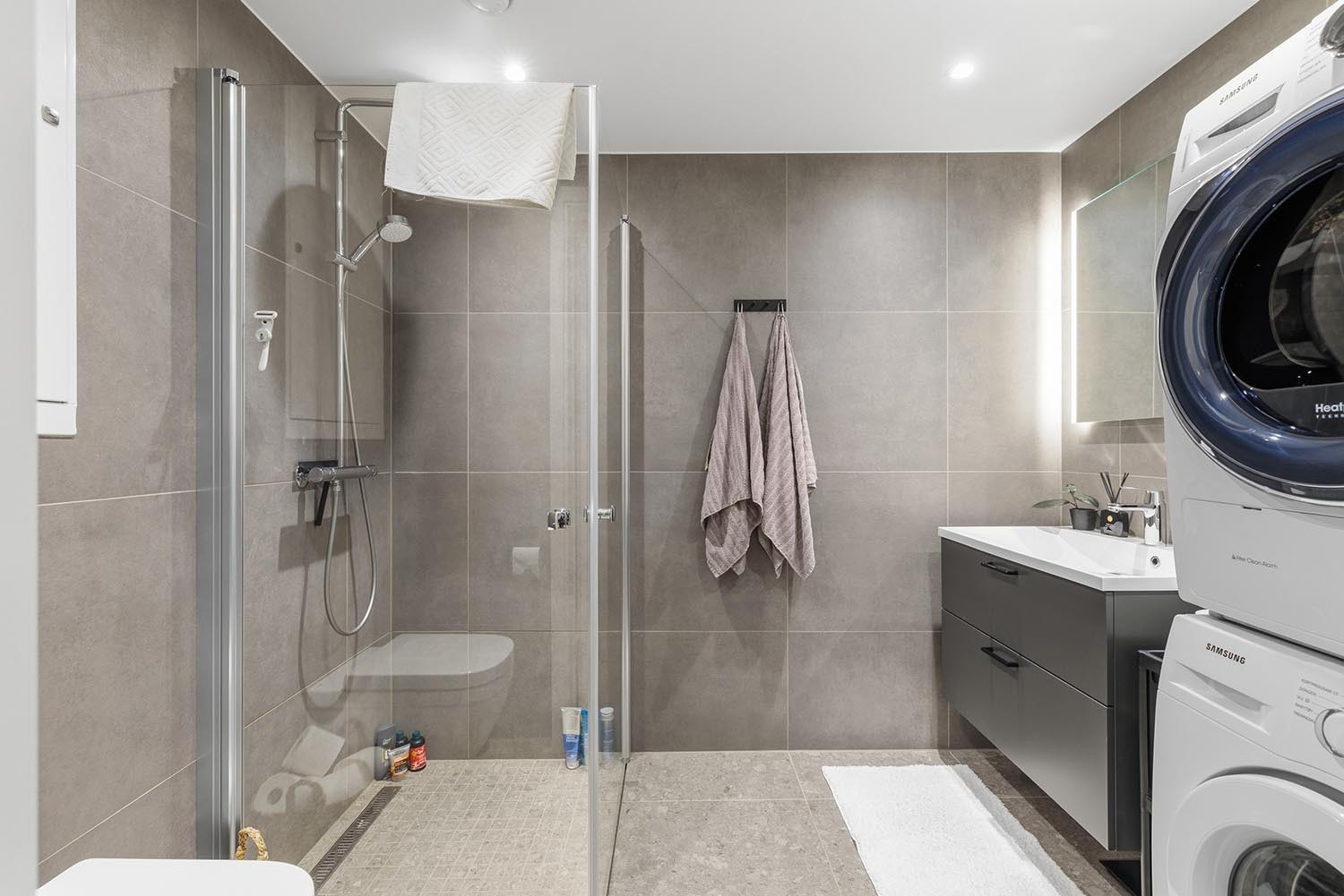 Pent flislagt bad Galleribilde