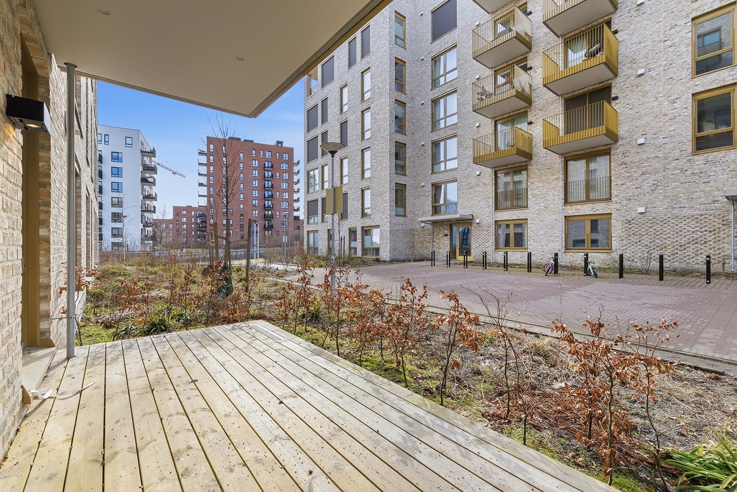 Privat terrasse med god plass til utemøbler Galleribilde
