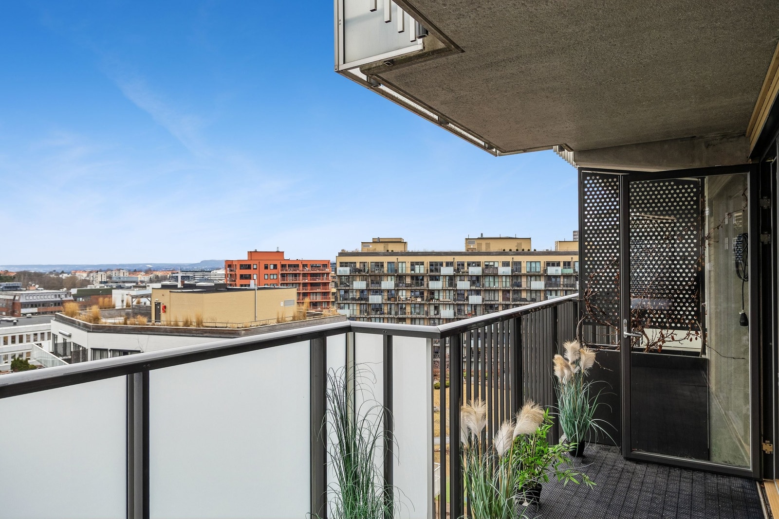 Utsikt fra veranda mot kollen Galleribilde