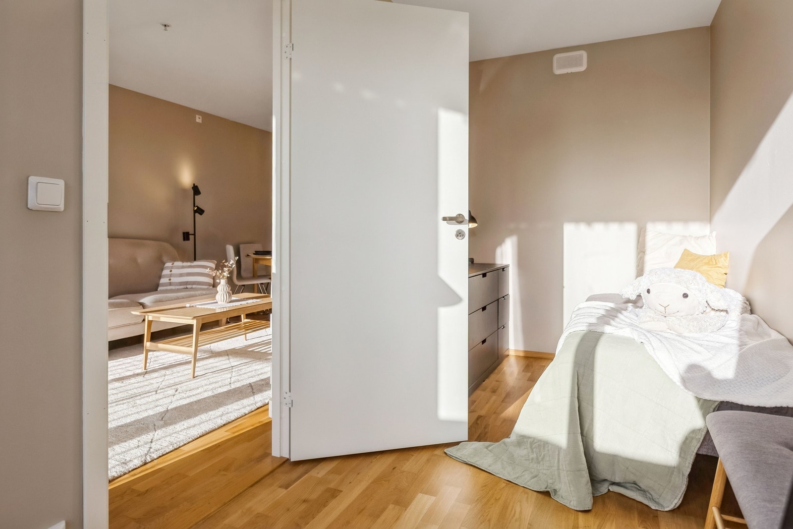 Soverom med egen veranda med mulighet ut mot stue. Noen andre beboere har fjernet denne veggen for å lage enda større stue. Galleribilde