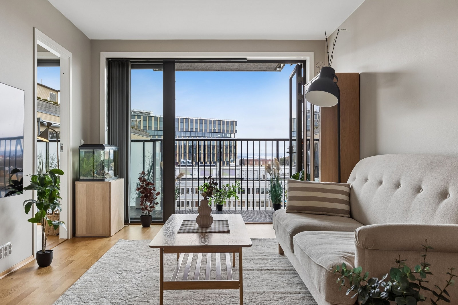 Stue med dobbel veranda dør for late sommerkvelder Galleribilde