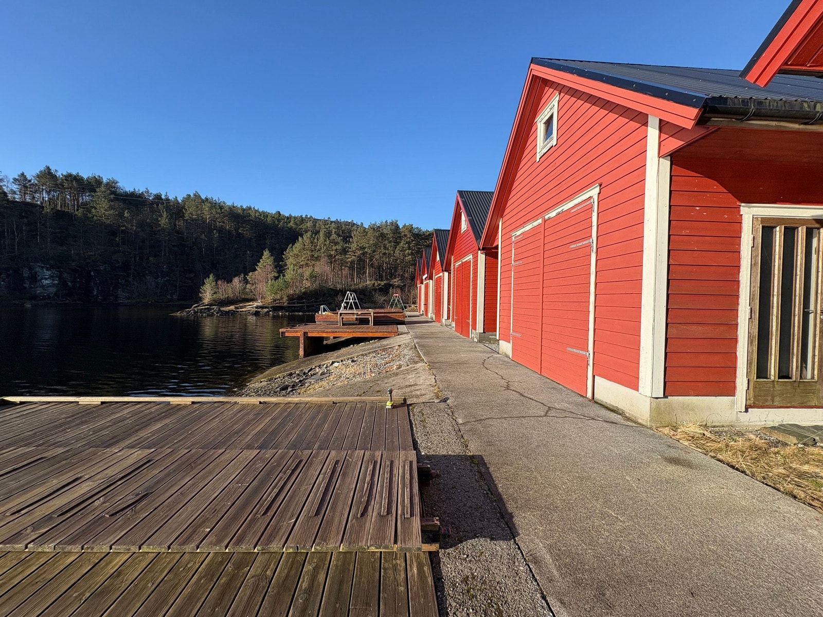 Naust med felles brygge. Galleribilde