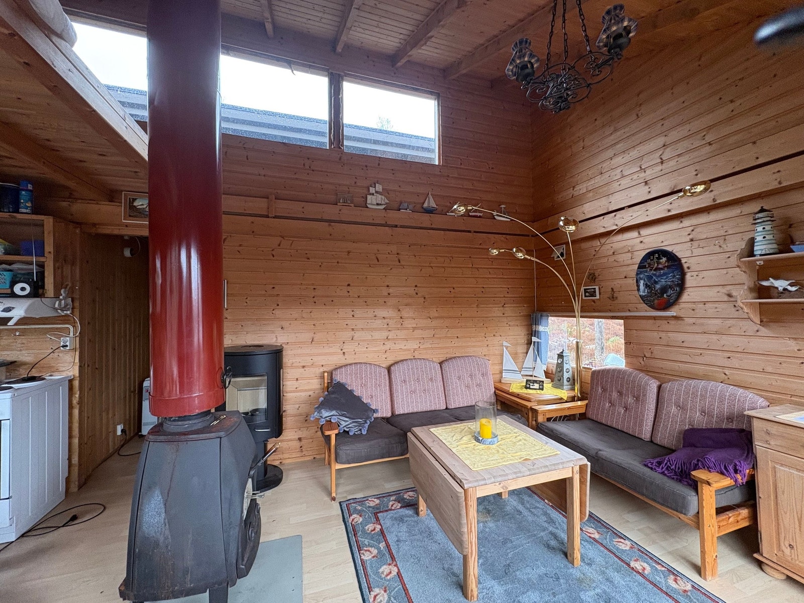 Stue og hems med store vinduer. Galleribilde