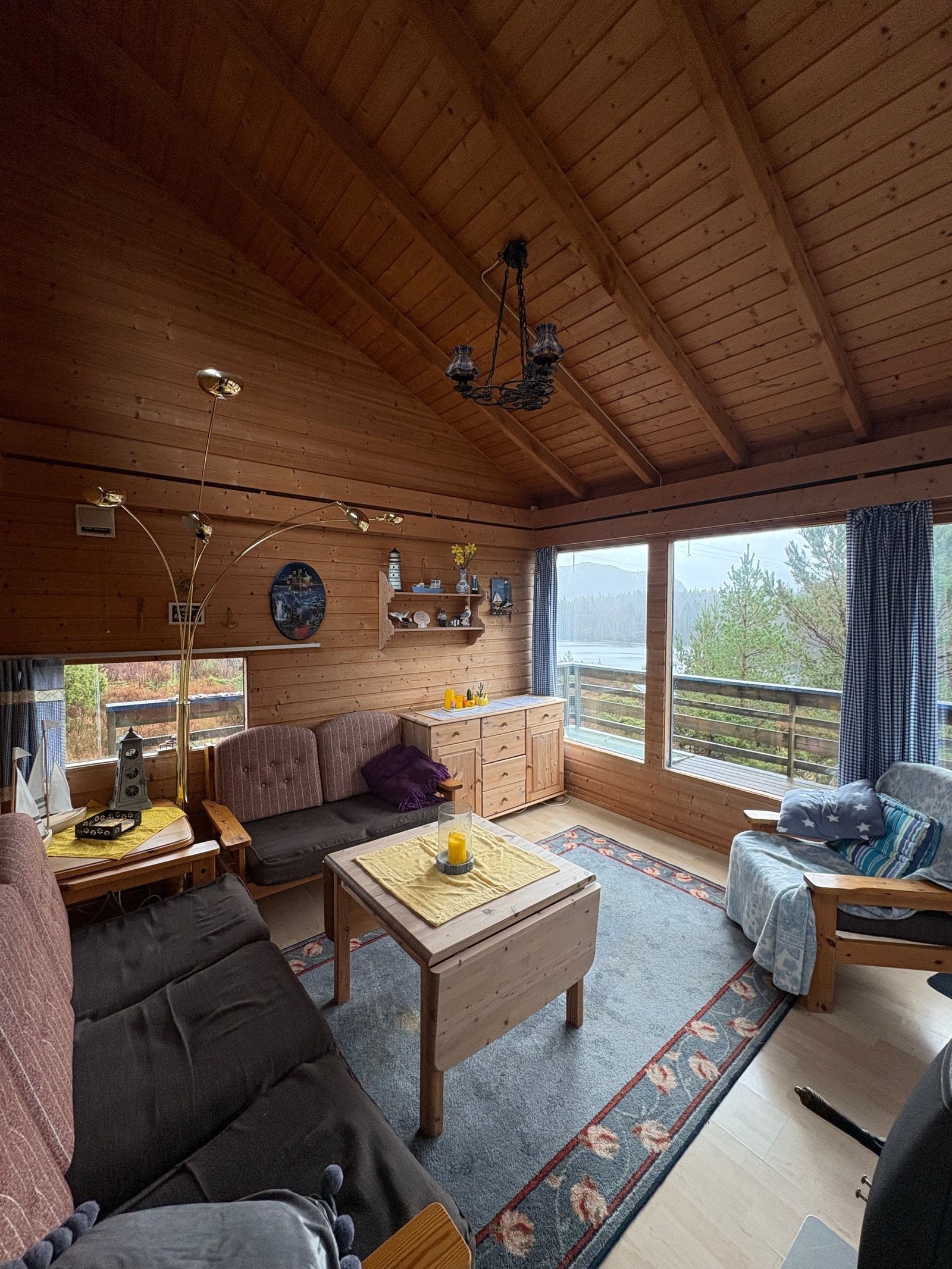 Store vinduer som slipper inn mye lys. Galleribilde