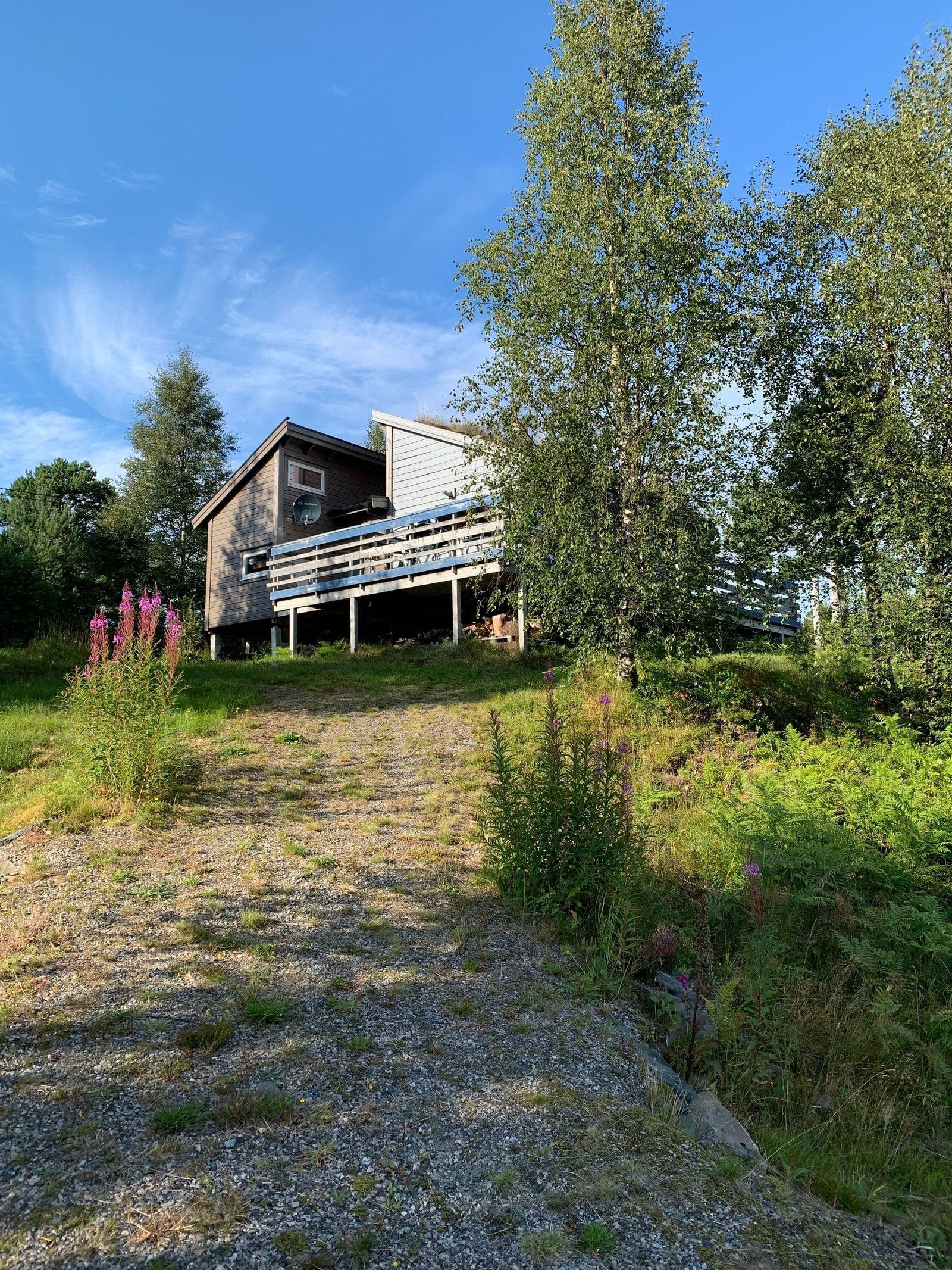 Hytten sett fra parkeringsplass og bilvei. Galleribilde
