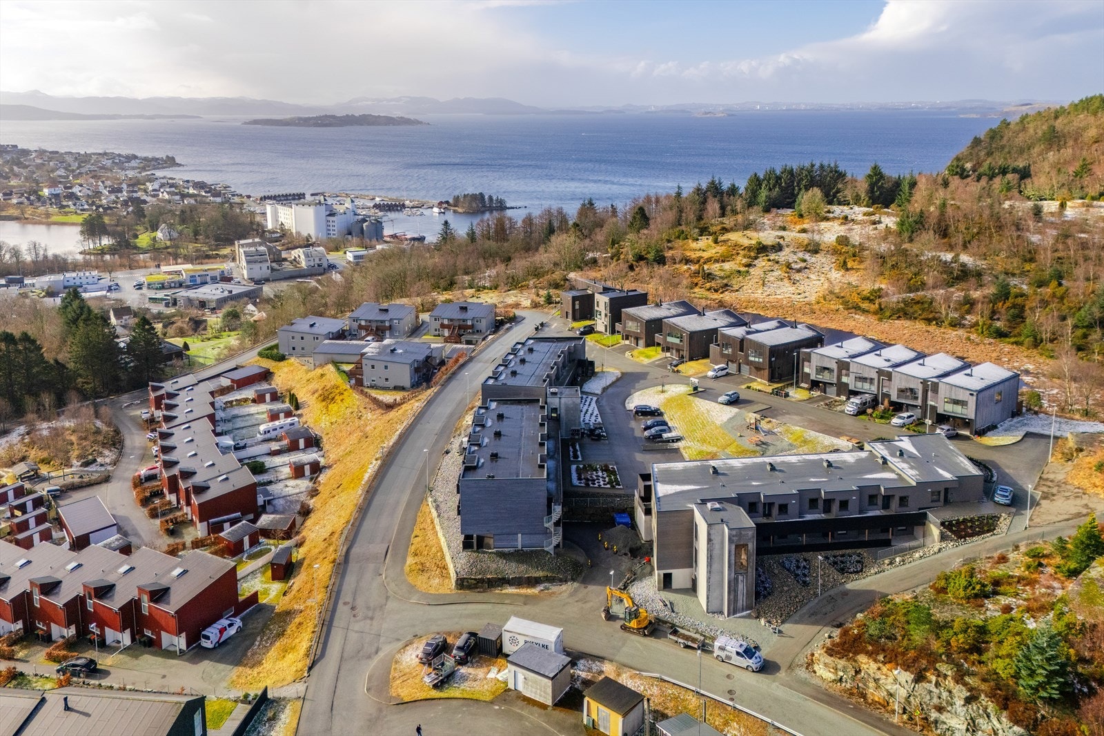 Fra boligfeltet er det kort vei til fjord og tettstedets fasiliteter. Galleribilde