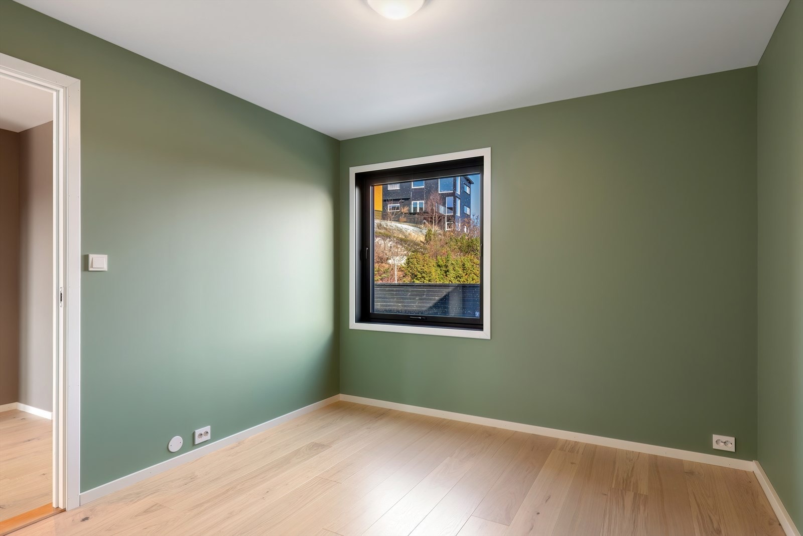 Veggene er malt i en harmonisk fargetone som skaper ro. Galleribilde