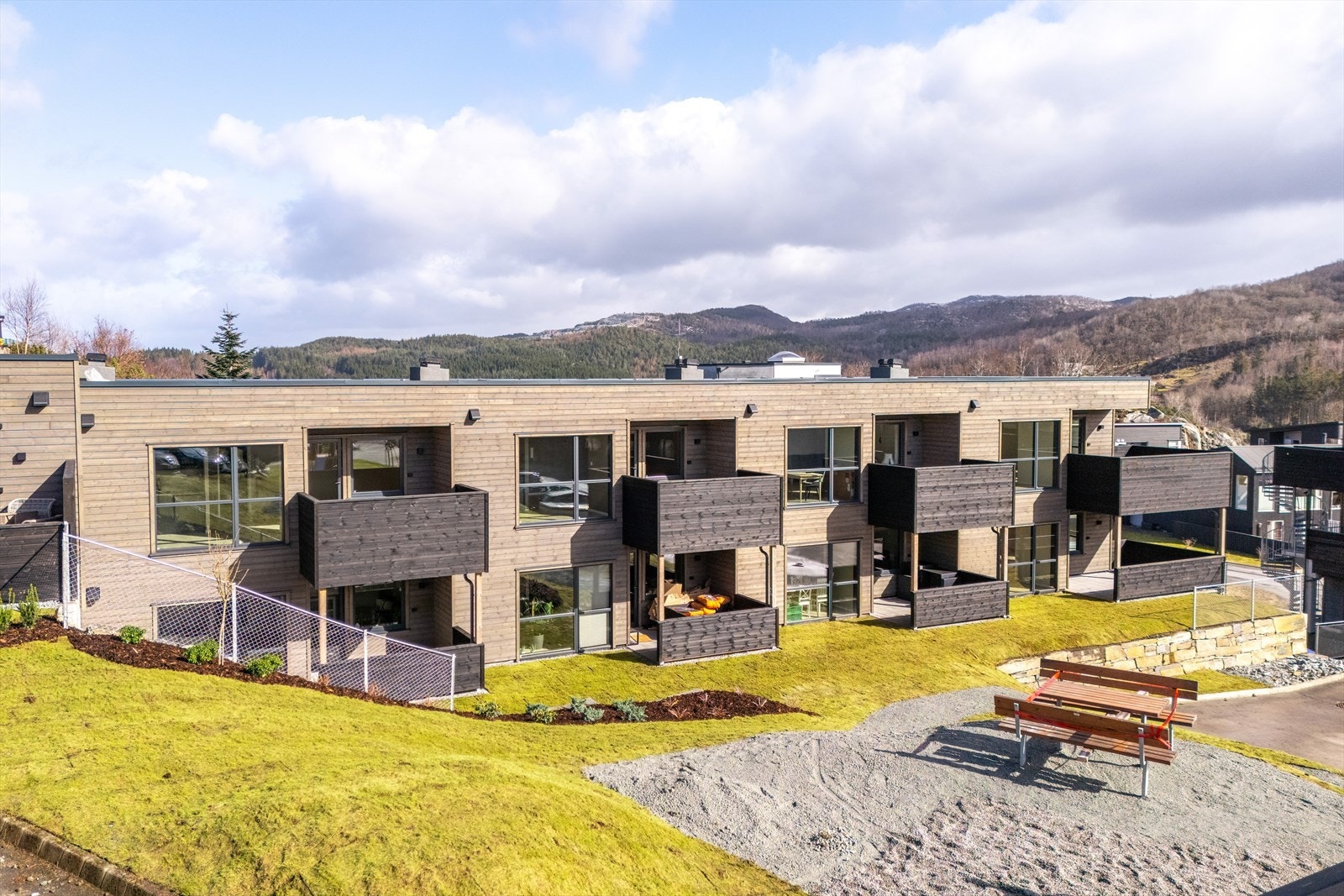 Eiendommen er tilrettelagt med grønne uteområder og sitteplasser for beboerne. Galleribilde