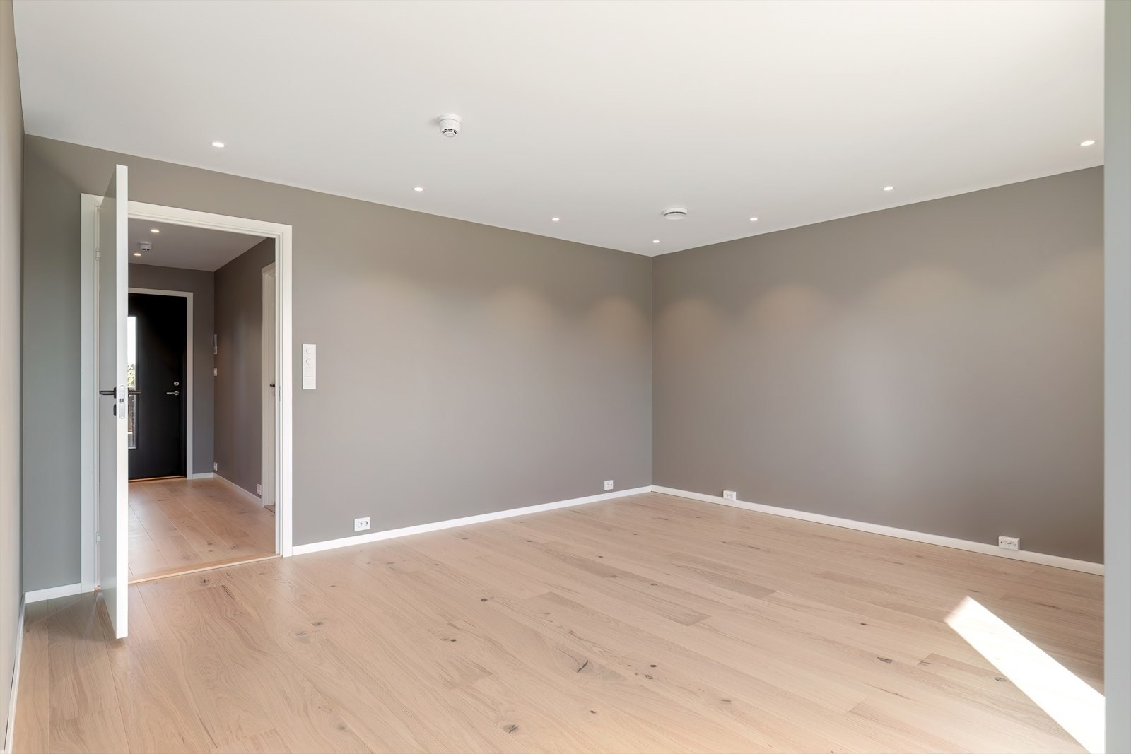 Rommet har installert belysning med downlights, som gir jevn og god belysning. Galleribilde
