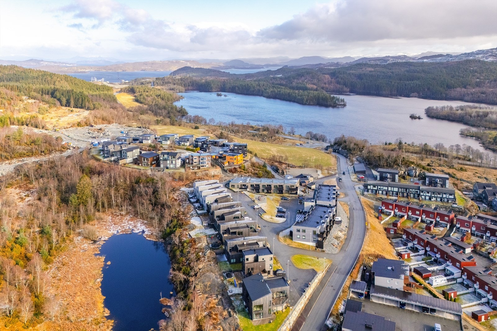 Området består av moderne boliger med nærhet til rekreasjonsområder og natur. Galleribilde