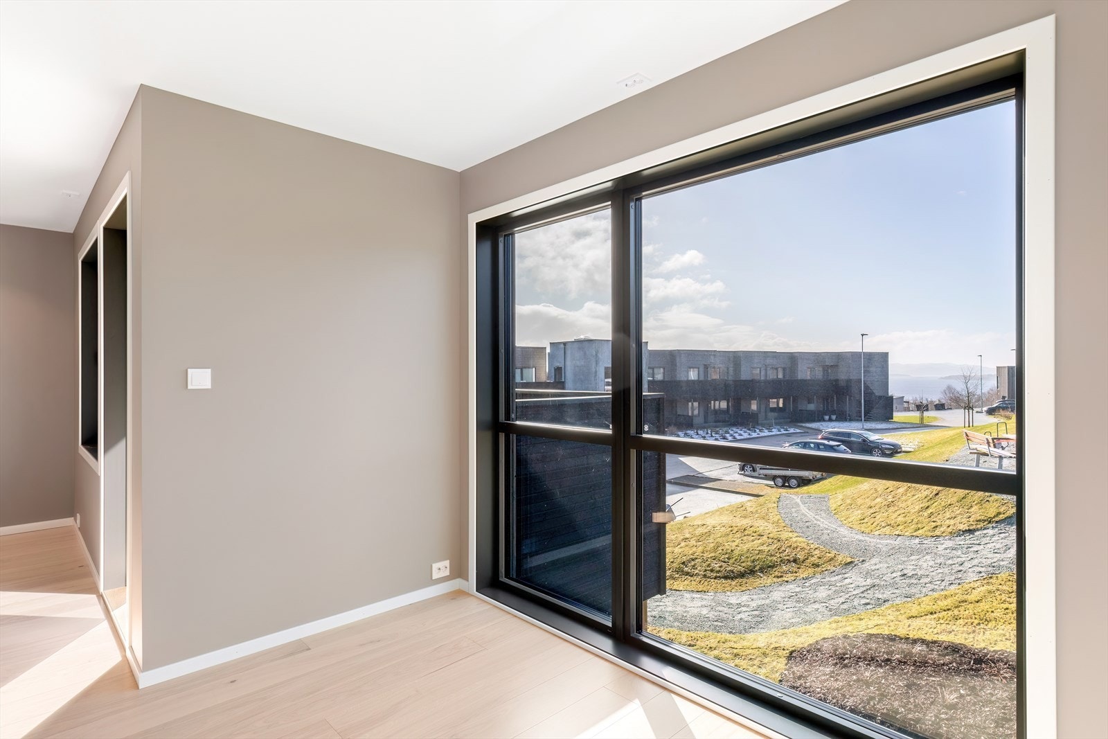Det er plass til spisemøbler ved de store vinduene på kjøkkenet, som gir utsyn og naturlig lys. Galleribilde