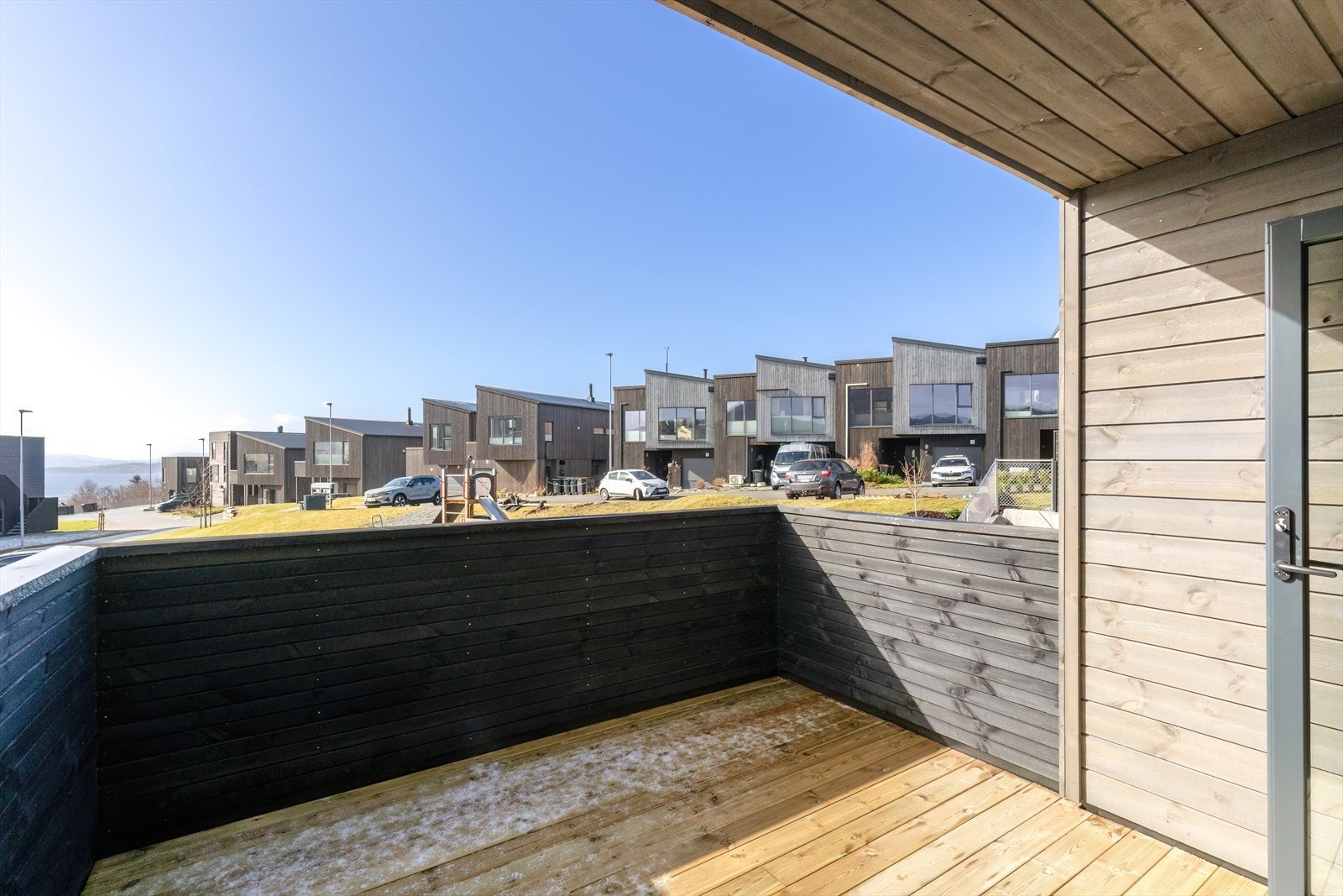 Utgang til en romslig veranda gir mulighet for et hyggelig uteområde. Galleribilde