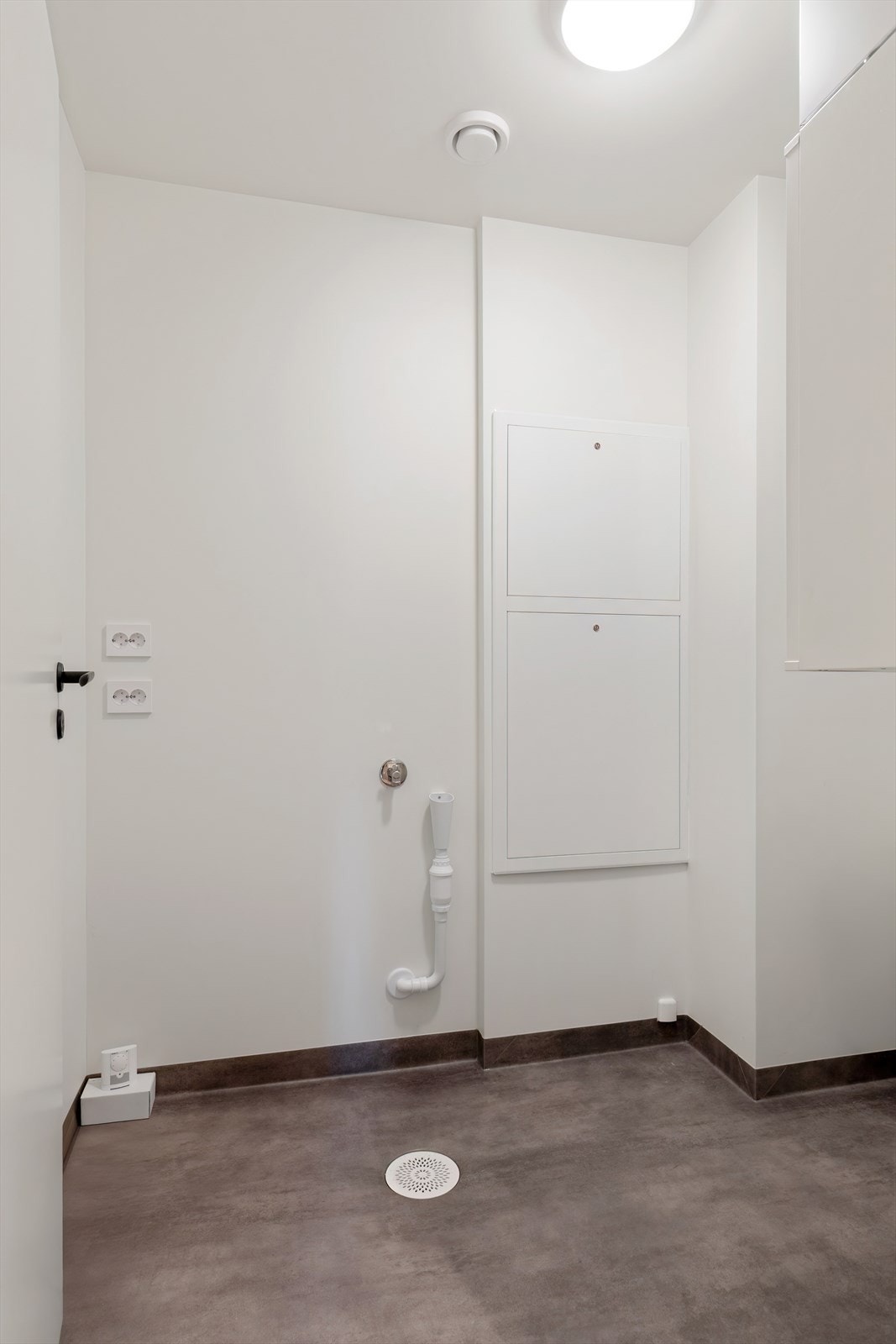 Flislagte gulv og mekanisk avtrekk sikrer funksjonalitet og ventilasjon i våtrommet. Galleribilde