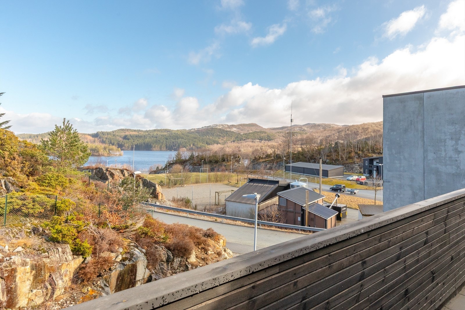 Eiendommen har en fantastisk utsikt over nærliggende innsjø og skogsområder. Galleribilde