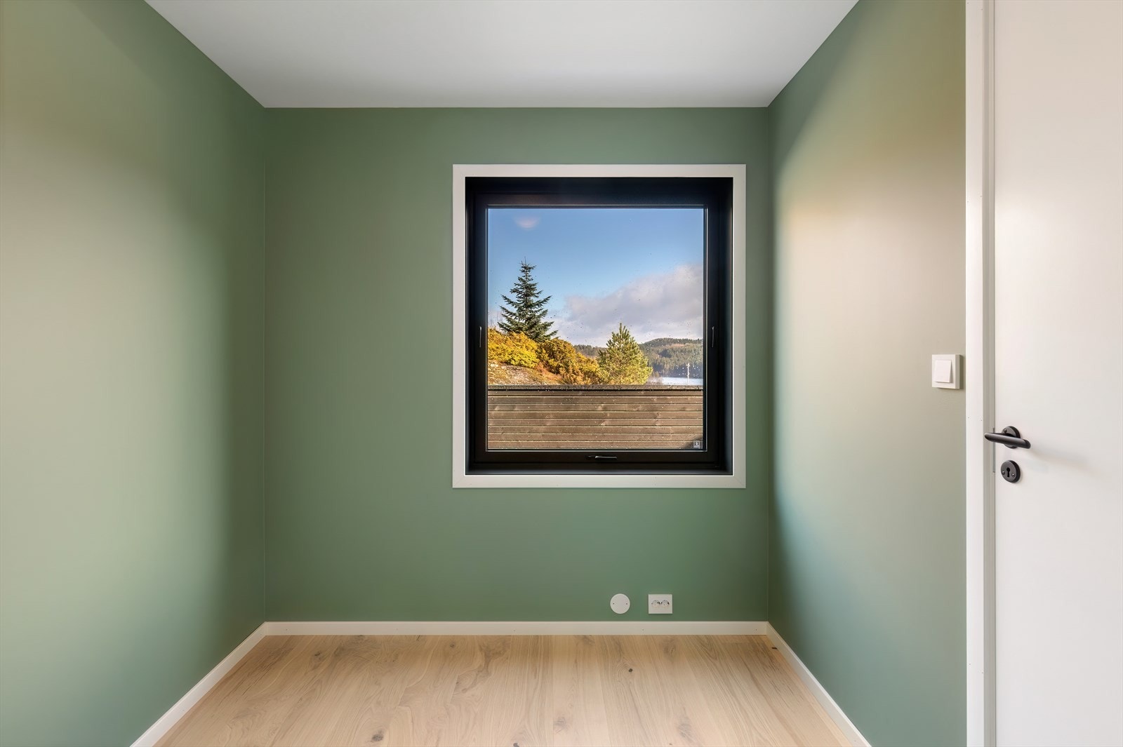 Vinduet gir utsyn til nærområdet og gode lysforhold. Galleribilde