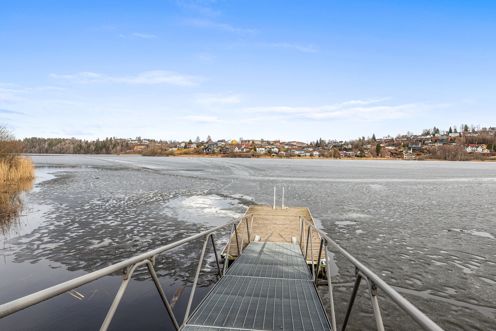 Badebrygge rett utenfor døra. Galleribilde
