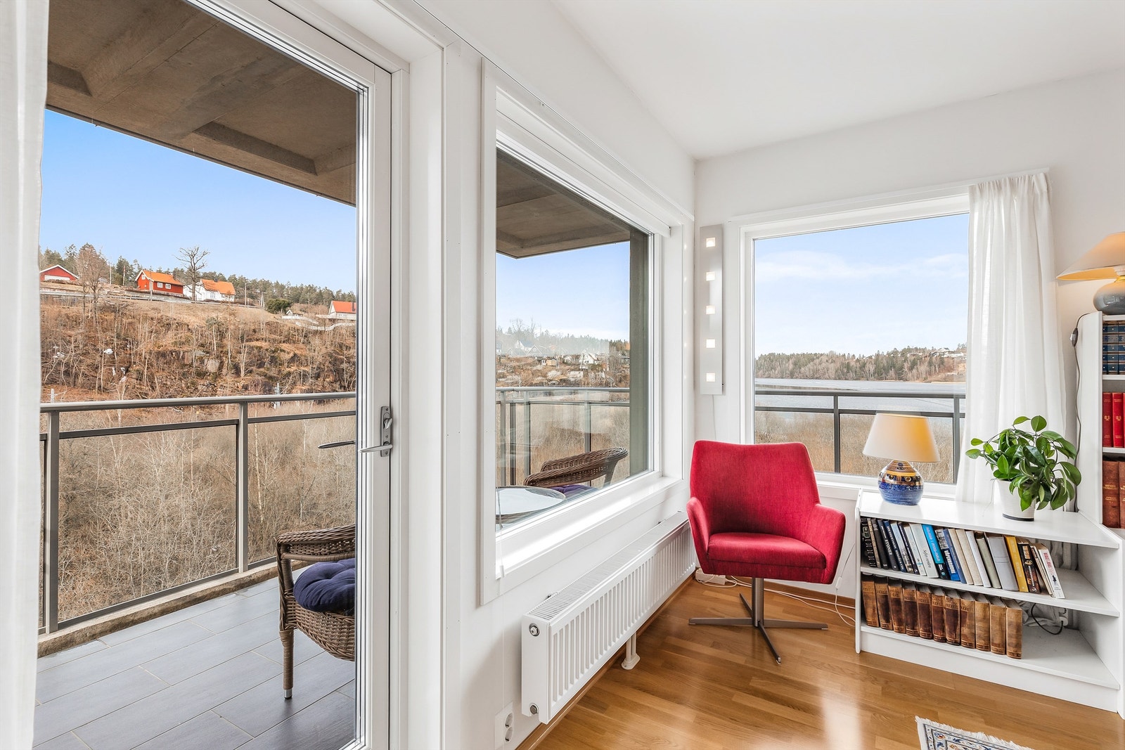 Fra stuen er det utgang til balkongen. Galleribilde