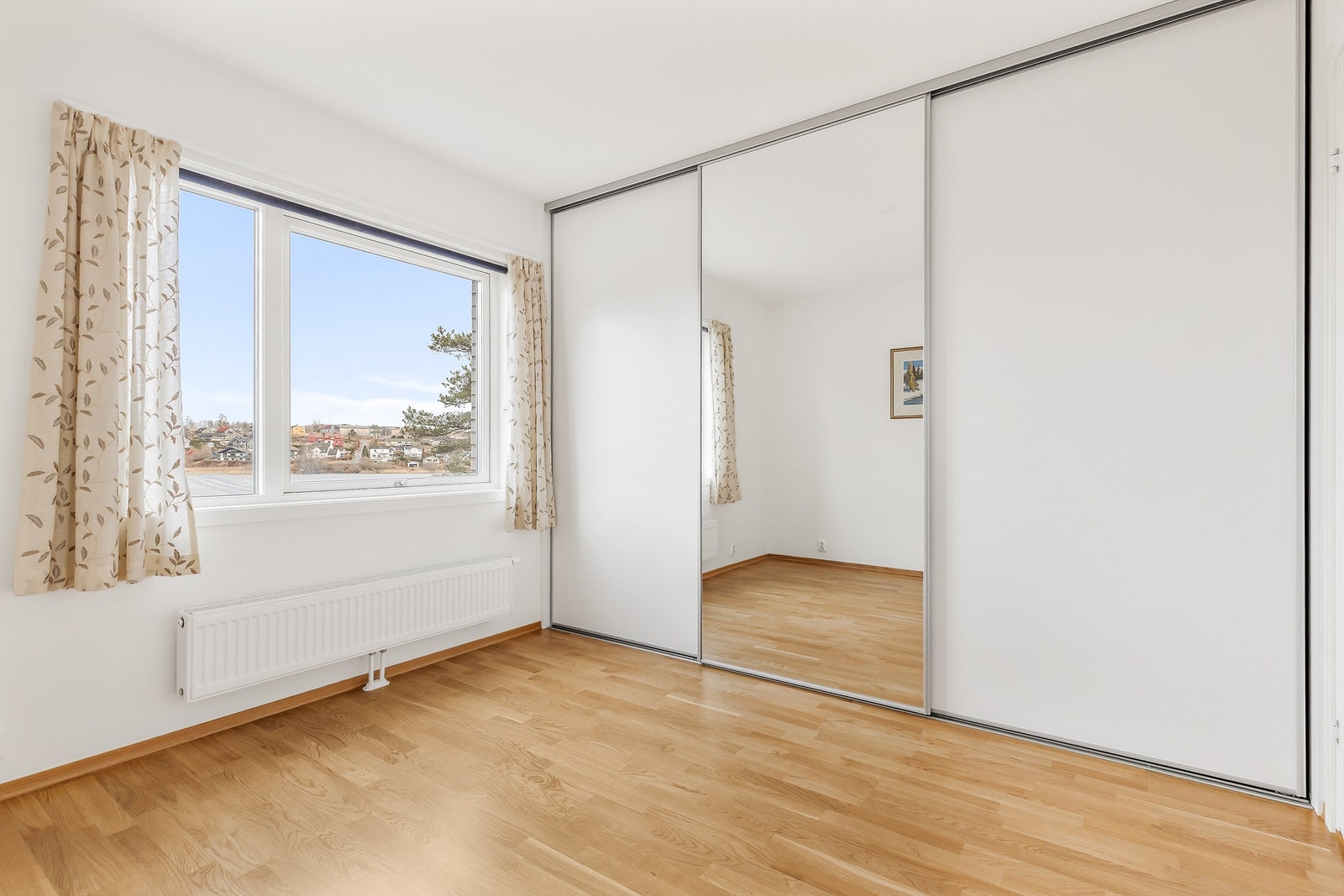Leiligheten har 2 romslige soverom. Hovedsoverommet har god plass til dobbeltseng med nattbord på hver side. Her er det også en stor integrert skyvedørsgarderobe. Galleribilde
