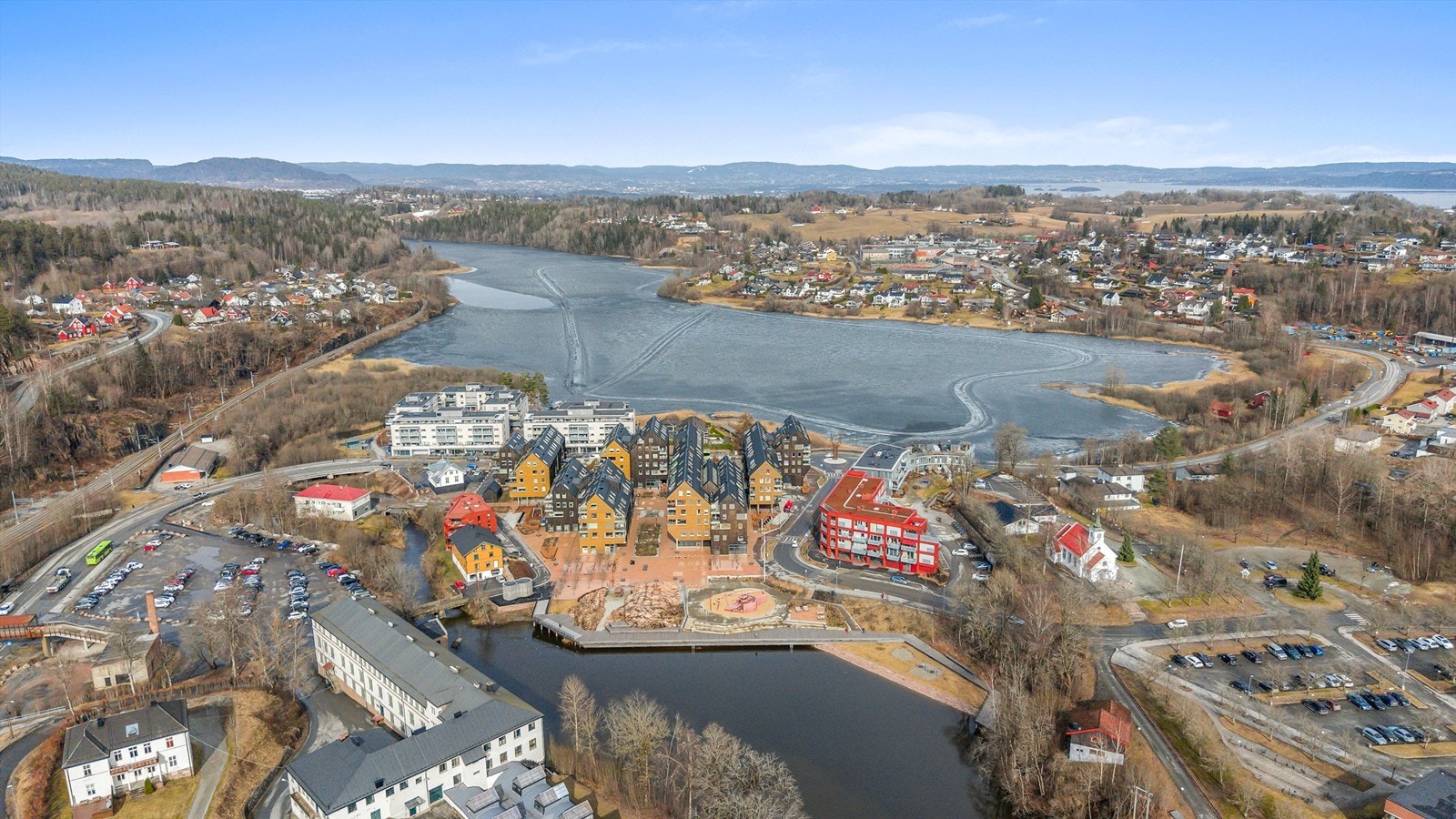 Fra eiendommen gangavstand til Heggedal barneskole. Skolen var ny i desember 2016 og ligger tilknyttet en ny flerbrukshall. For elever i ungdomstrinnene er det ca. 400 meter å gå til Hovedgården ungdomsskole. Galleribilde