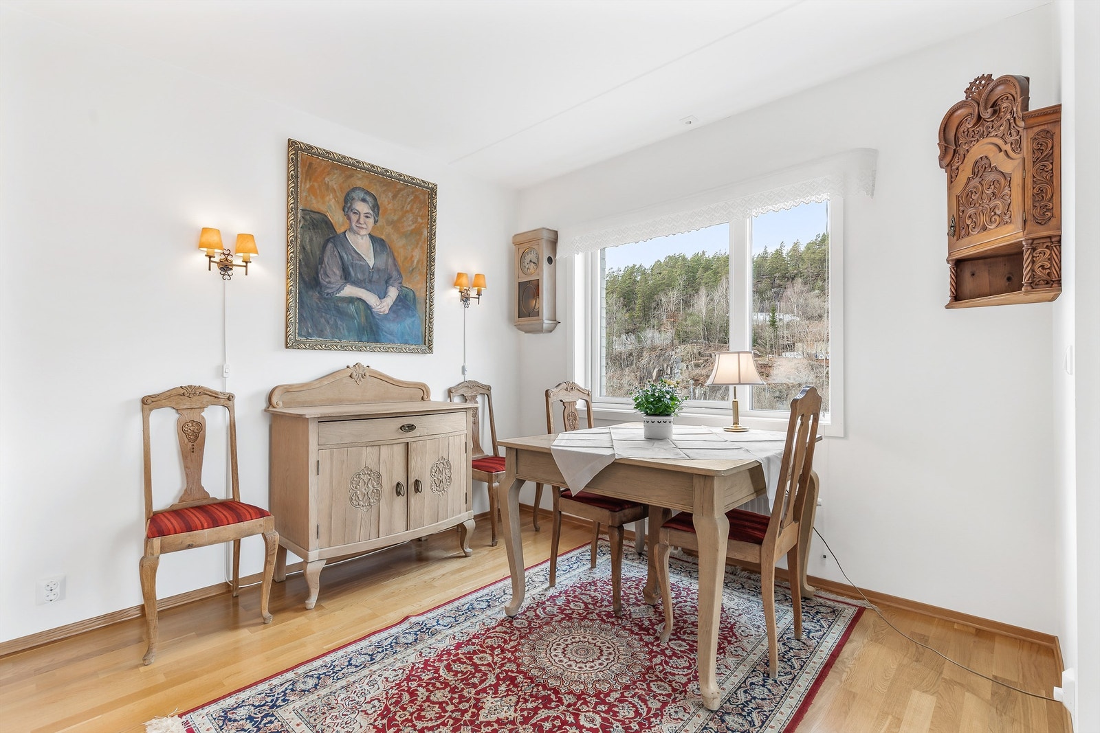 I spisestuedelen er det plass til et stort spisebord. Den delvis åpne løsningen mellom stue, spisestue og kjøkken skaper en sosial atmosfære når man er med venner og familie. Galleribilde